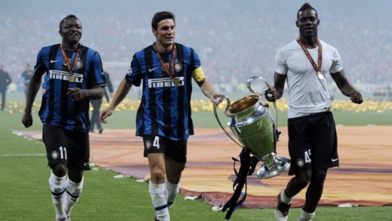 Balotelli celebrando la Champions que ganó con el Inter