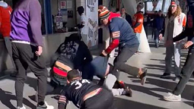 ¡De mal en peor! Aficionados de los Bears protagonizan pelea en el estadio