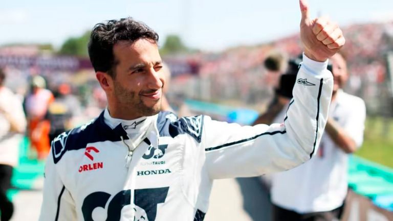 Daniel Ricciardo sonríe tras práctica uno