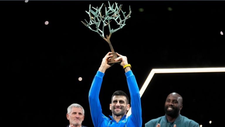 Momento donde Novak levanta el trofeo 