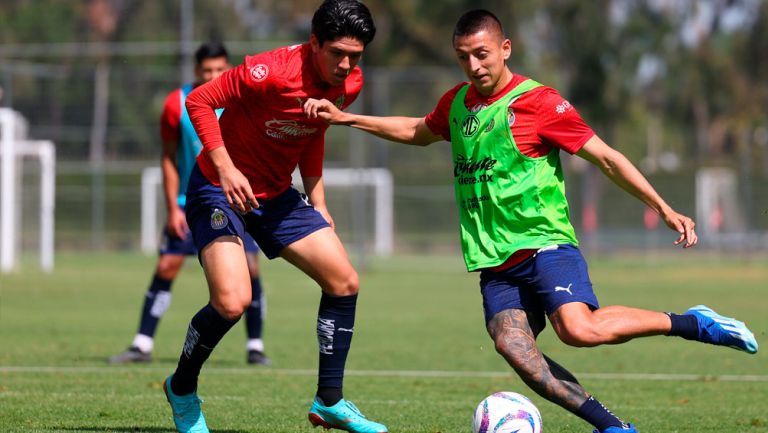 Jugadores de Chivas en intenso entrenamiento