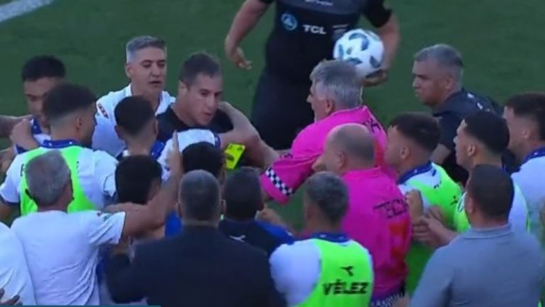 Jugadores del Vélez encaran al árbitro tras el empate 