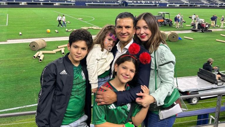 Catalina Serna junto a Lozano y sus hijos 