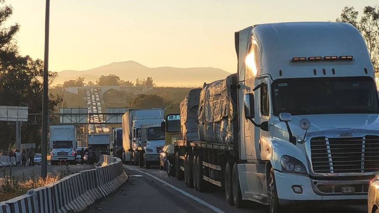 Carretera México-Querétaro es cerrada por más 15 horas luego de que volcó una pipa