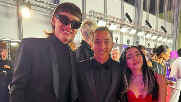 De Guadalajara para el mundo! Andrés Guardado y Peso Pluma posan juntos en los Latin Grammys