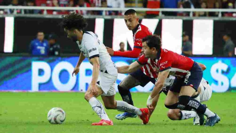 Afición de Chivas se mete con 'Chino' Huerta en partido ante Pumas