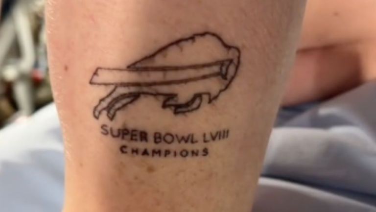 Este es el tatuaje de Derek, aficionado de los Bills