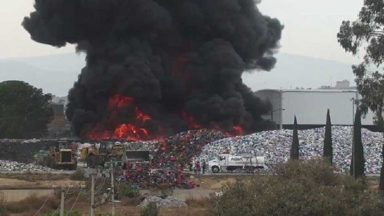 Se registra fuerte incendio en planta recicladora de pet, en Valle de Chalco