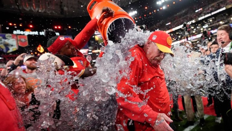 Super Bowl 2024: ¿De qué color fue la bebida energética que lanzaron a Andy Reid tras el triunfo de Chiefs?