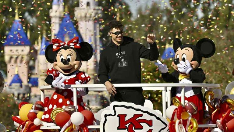 ¡Festejo a lo grande! Patrick Mahomes desfiló con su trofeo de Super Bowl en Disney