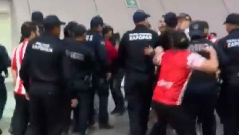 ¡Enloqueció! Pseudoaficionado de Chivas agredió a policía tras la derrota ante América