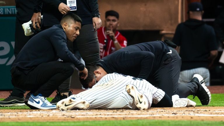Oscar González de los New York Yankees recibe pelotazo en el rostro en juego vs Diablos