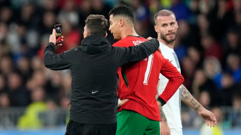 Fan invade cancha para tomarse foto con Cristiano Ronaldo y le da un beso