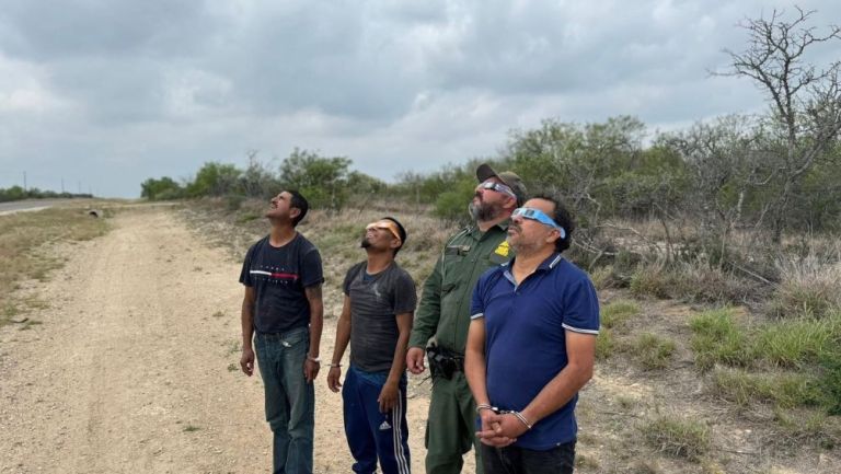 Policía fronterizo disfruta del eclipse con inmigrantes detenidos; esto es lo que sabemos