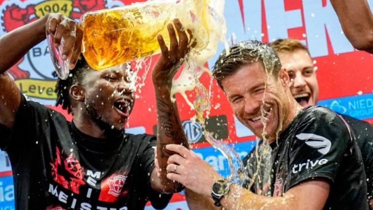 Jugadores de Leverkusen bañaron de cerveza a Xabi Alonso en plena  conferencia