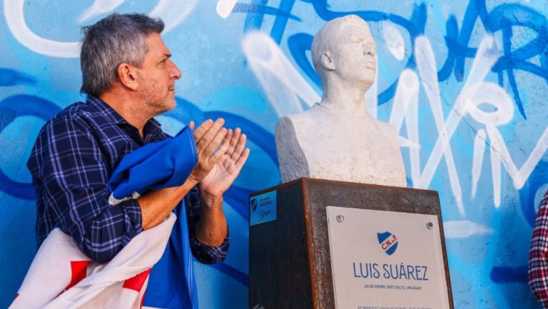 Rinden homenaje a Luis Suárez con escultura en el Estadio Parque Central del Nacional de Uruguay