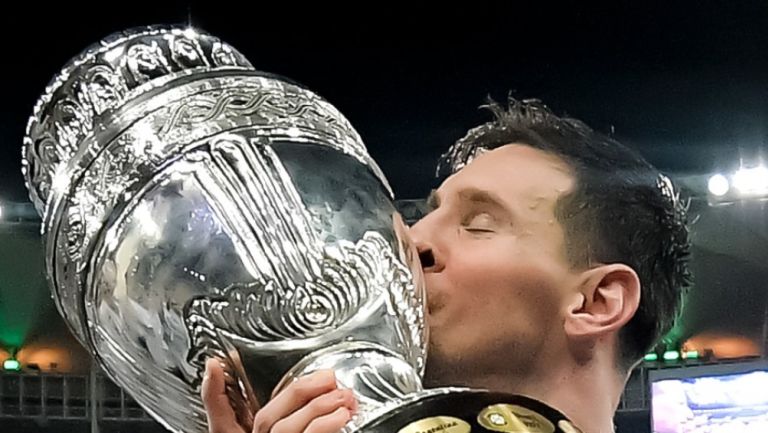 Messi con el trofeo de la competición 