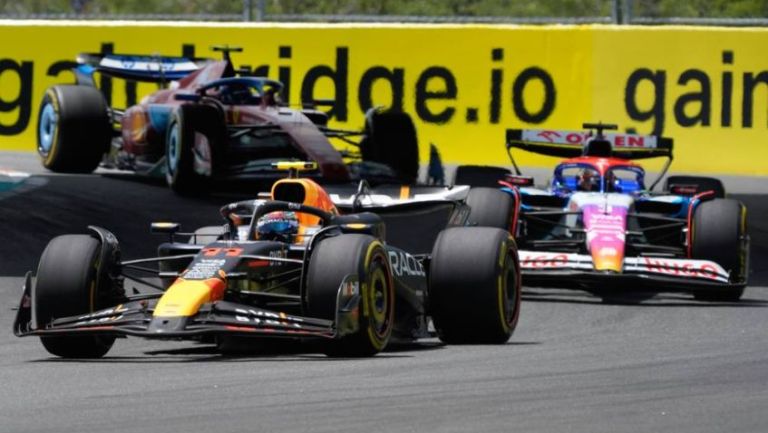 Checo Pérez reconoció que fue difícil la pelea con Ricciardo