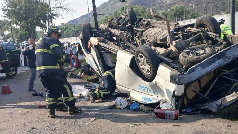 Volcadura de camioneta de transporte público deja dos muertos en la Calzada Ignacio Zaragoza