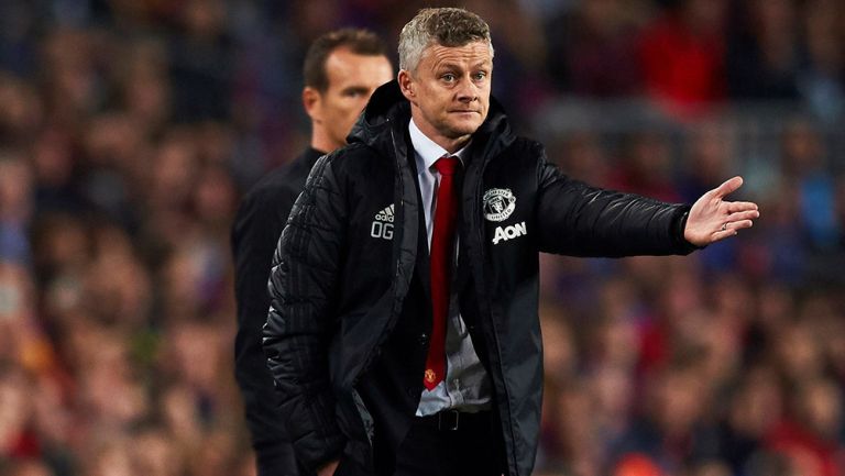 Solskjaer da indicaciones en el juego contra Barcelona